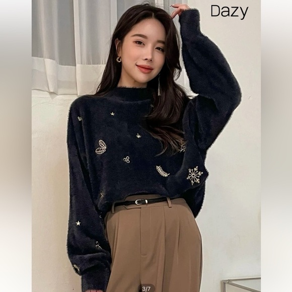 Dazy Christmas Embroidered Mock Neck Drop Shoulder Fluffy Knit Sweater Sz L NWOT - Picture 7 of 16